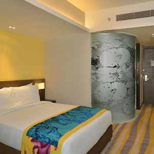 Deluxe Queen Room on F&B